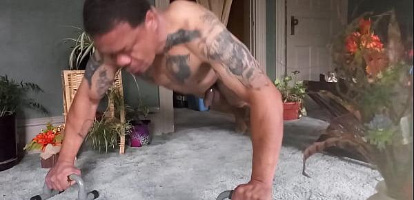  SEXY GUY WORKING OUT FULLY NAKED